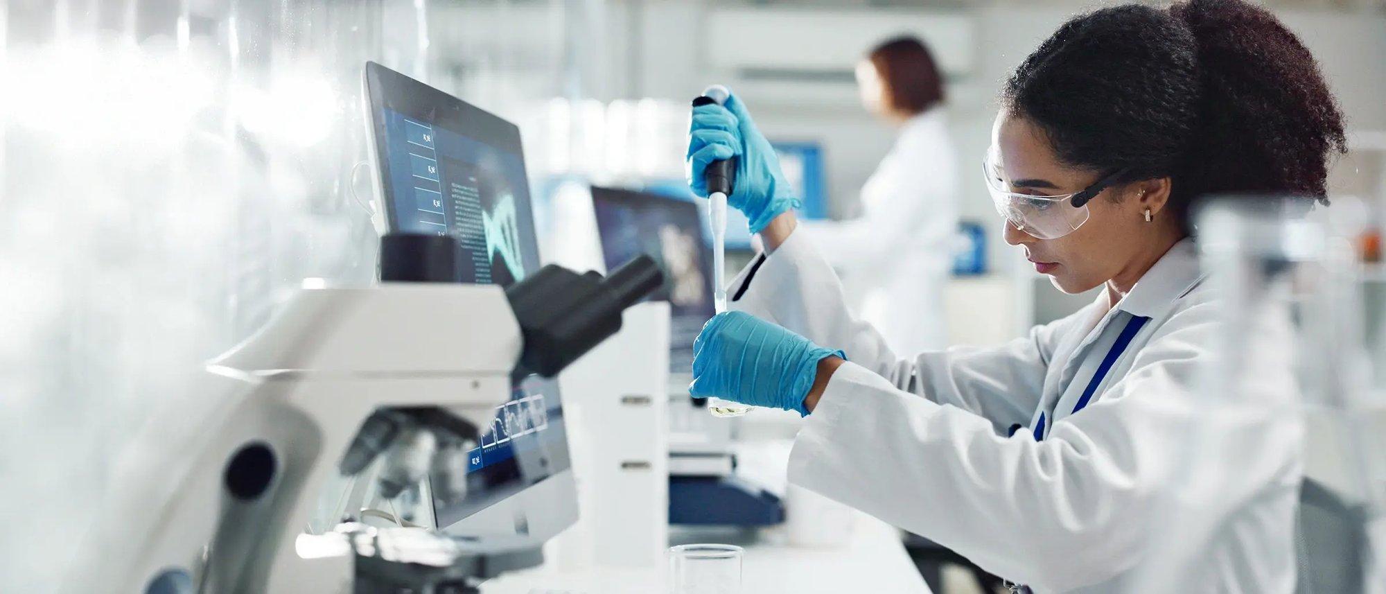 Header_Pipette_842320311